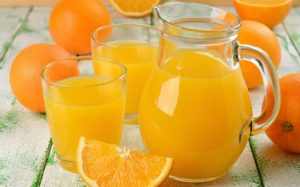 Napravite sami ukusan i jeftin sok od narandže.Od 4 narandže – 9 l soka!